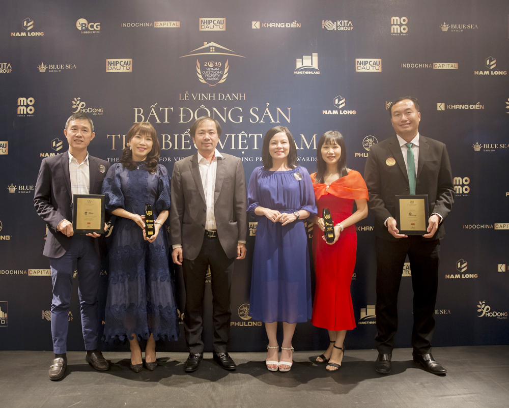Ở cột mốc 20 tuổi, Công ty SCC vừa được vinh danh cùng lúc 2 giải thưởng lớn “Nhà phát triển Bất động sản Tiêu biểu” và “Dự án xanh tiêu biểu” tại Lễ vinh danh Bất động sản Tiêu biểu Việt Nam 2019.